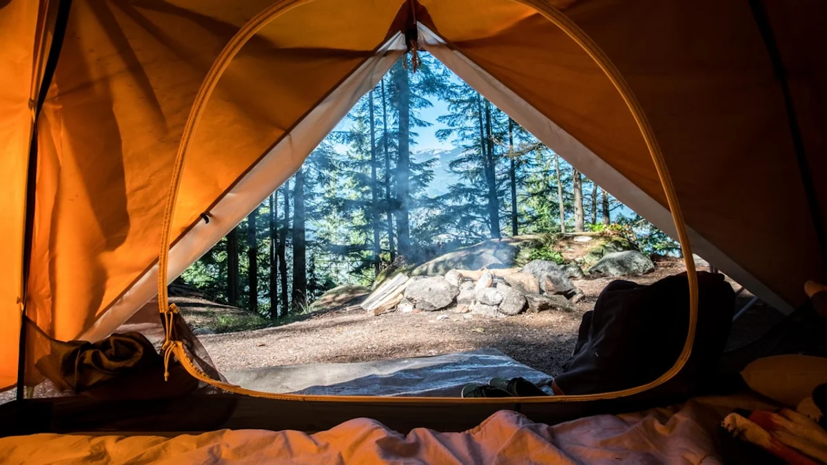 Fogueira acesa com panelas cozinhando durante camping ao ar livre