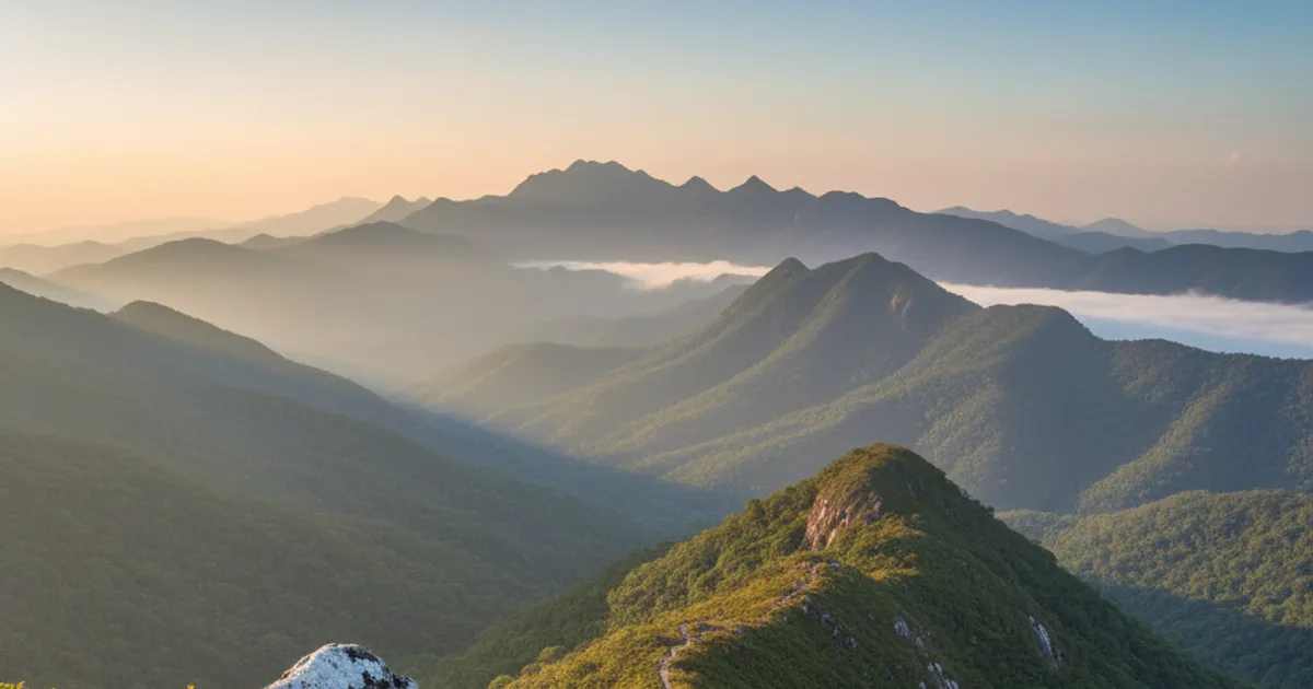 Duas mochilas lado a lado no topo de uma trilha na Serra da Mantiqueira: uma cargueira de 60L encostada em uma pedra e uma mochila de ataque de 20L nos ombros de um trilheiro